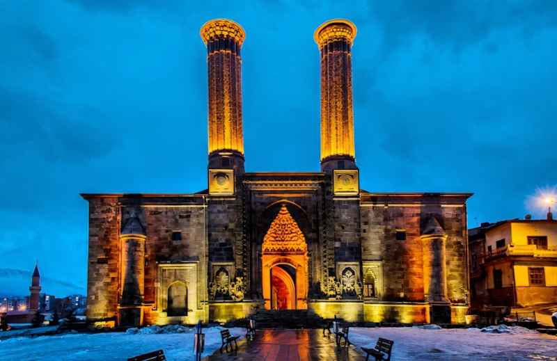 Çifte Minareli Medrese Erzurum Taksi ile Ziyaret