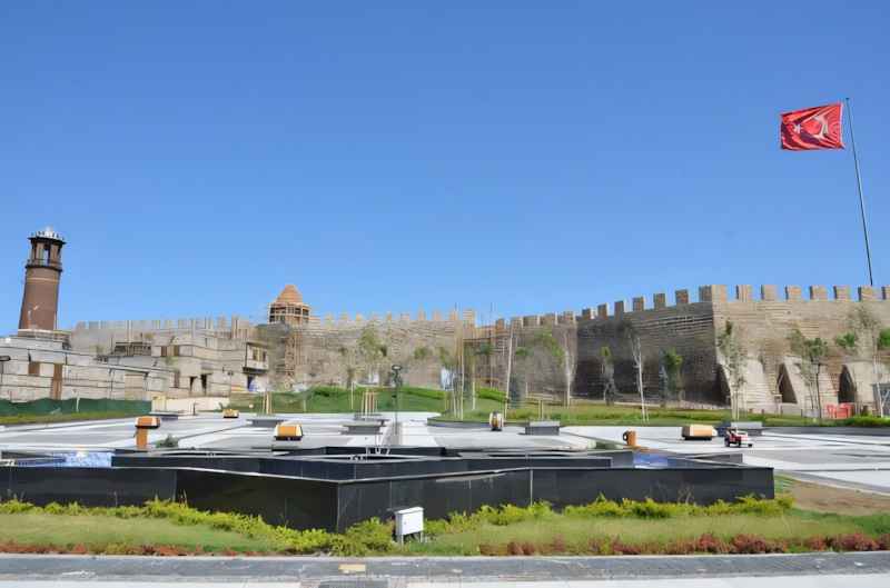 Erzurum Kalesi Manzarası ve Taksi