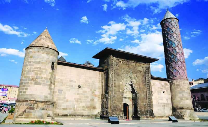 Yakutiye Medresesi Erzurum Taksi ile Kolay Erişim