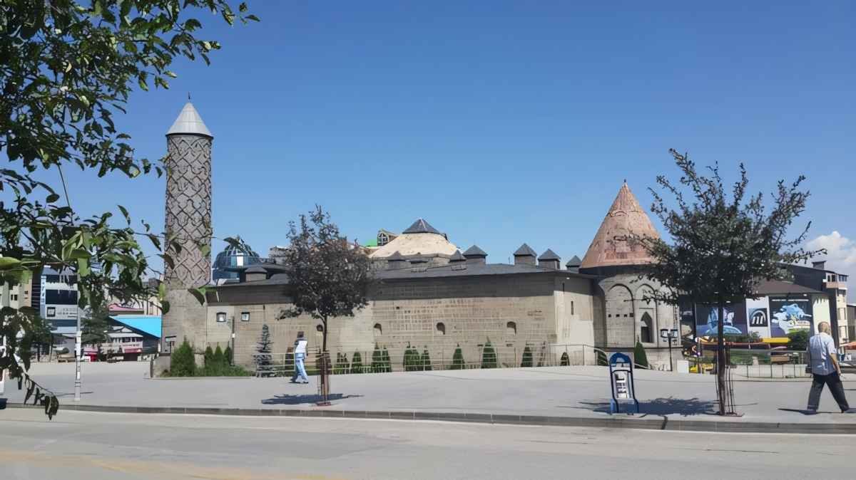 Çifte Minareli Medrese ve Yakutiye Medresesi'ne Taksiyle Kolay Ulaşım